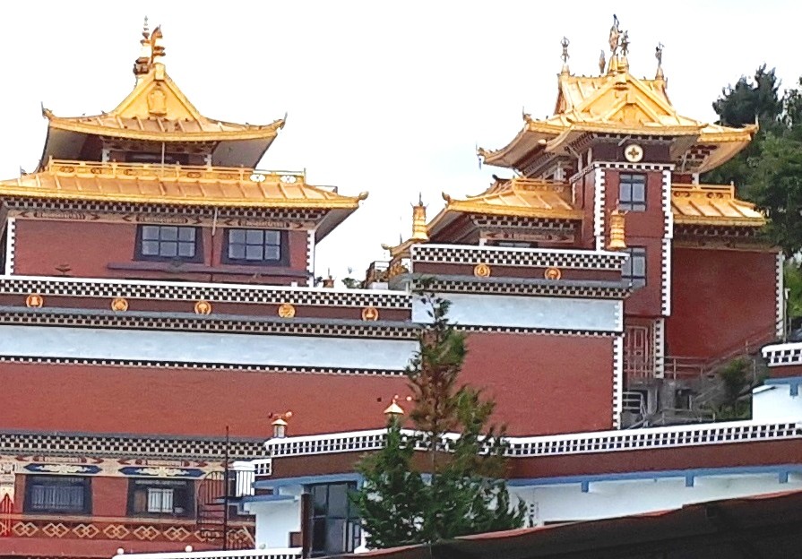 Le Népal est un pays enclavé de l'Himalaya, bordé au nord par la Chine, au sud, à l'ouest et à l'est par l'Inde. C'est une région autonome du Tibet. La langue principale est le népalais, la seconde est l'anglais.
Le monastère de Namabuddha (photo ci-contre) est bouddhiste ; il est situé à 70 kilomètres de Katmandou. C'est un sanctuaire renommé, un des lieux saints du Népal. Installé à 1750 mètres d'altitude, dans un cadre somptueux, on y forme de jeunes moines. Ce lieu est propice à la méditation. Les drapeaux de prières accrochées depuis des pitons rocheux, flottent au vent. Le Népal est un pays enclavé de l'Himalaya, bordé au nord par la Chine, au sud, à l'ouest et à l'est par l'Inde. C'est une région autonome du Tibet. La langue principale est le népalais, la seconde est l'anglais.
Le monastère de Namabuddha (photo ci-contre) est bouddhiste ; il est situé à 70 kilomètres de Katmandou. C'est un sanctuaire renommé, un des lieux saints du Népal. Installé à 1750 mètres d'altitude, dans un cadre somptueux, on y forme de jeunes moines. Ce lieu est propice à la méditation. Les drapeaux de prières accrochées depuis des pitons rocheux, flottent au vent.